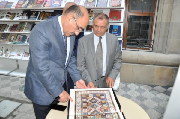 43-cü sessiya çərçivəsində “Azərbaycan Xalq Sənətkarlığı” adlı geniş kitab sərgisi açılıb